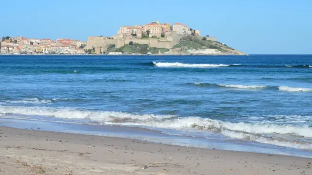 Pietrasanta tra onde e sport acquatici da vivere